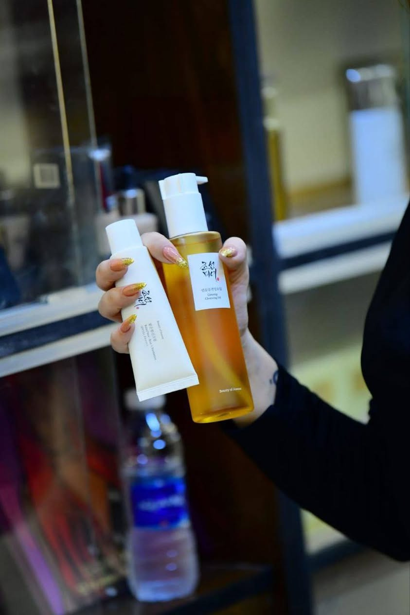 "🎀🔔 هدايا راس السنة  🎁🎁
كل لحظة تستحق هديه وفرنالك
 عطور __هدايا ___واكسسوارات___حقائب___عدسات
مكياج__ غسولات للجسم والبشرة__ ساعات__ تغليف هدايا 

وكل هاذالدلال والجمال وتوصيلكم مجاني 😉🥇
أسعار انسب من الكل لدلالكم وجمالكم😘🥺

رقم والصفحه للحجز راسلوهم للاستفسار عن الاسعار
حجز واتساب ***********
بسماية براند للعطور والهدايا  اومراسله الصفحه
