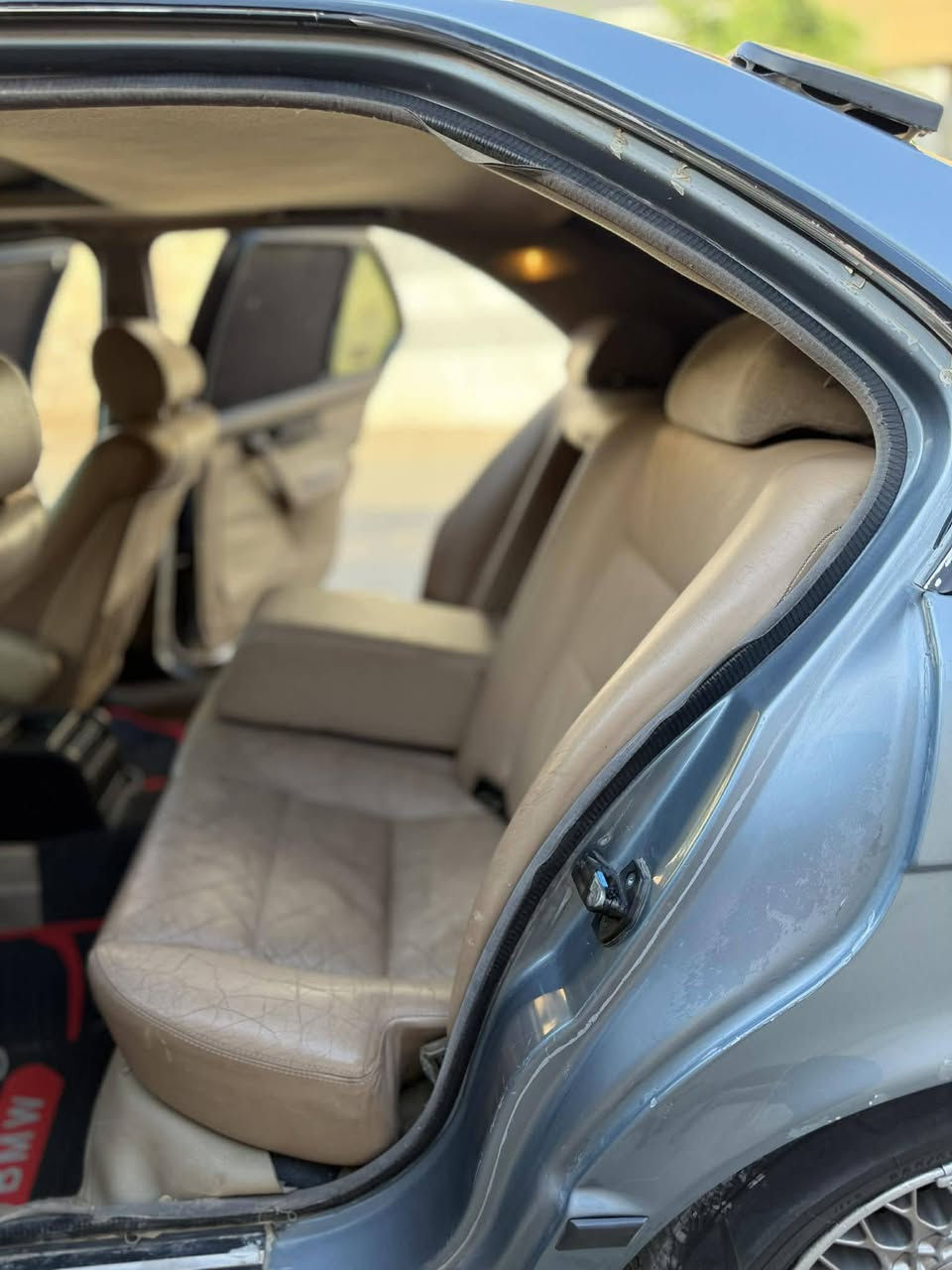 سلام عليكم
BMW 525  اصل بليته 
فول مواصفات بس كير عادي ✈️
رقم اربيل اب اسمي 
موديل السياره 1989 محدت داخل خارج 1995
شاشه وكامره 
مصبوغ عام بدون ضربه 
تبريد شغال ويه السويج 🥶
داخل جلد لون عسلي 
وياله خليه اصل 
صدر امامي خلفي جديد 
دعاميه امامي خلفي M
السياره بي شلعه تخوف ✈️
لايتات زنون 
اسوار مال لايت متحرك علا الموبايل 
بجم عريض  
امرايات منفصل 
جناح صندك M 
السياره مال جناي ومصروف علي اهواي 
اخوان بس مراوسه معه كاسحه او 500 لون اسود 
رقم الهاتف ***********
عنوان طوز خرماتو
