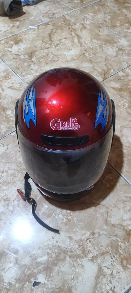 مطرية بعشرة الاف مقاس كبير لتواصل ***********

اربع خوذ للبيع
