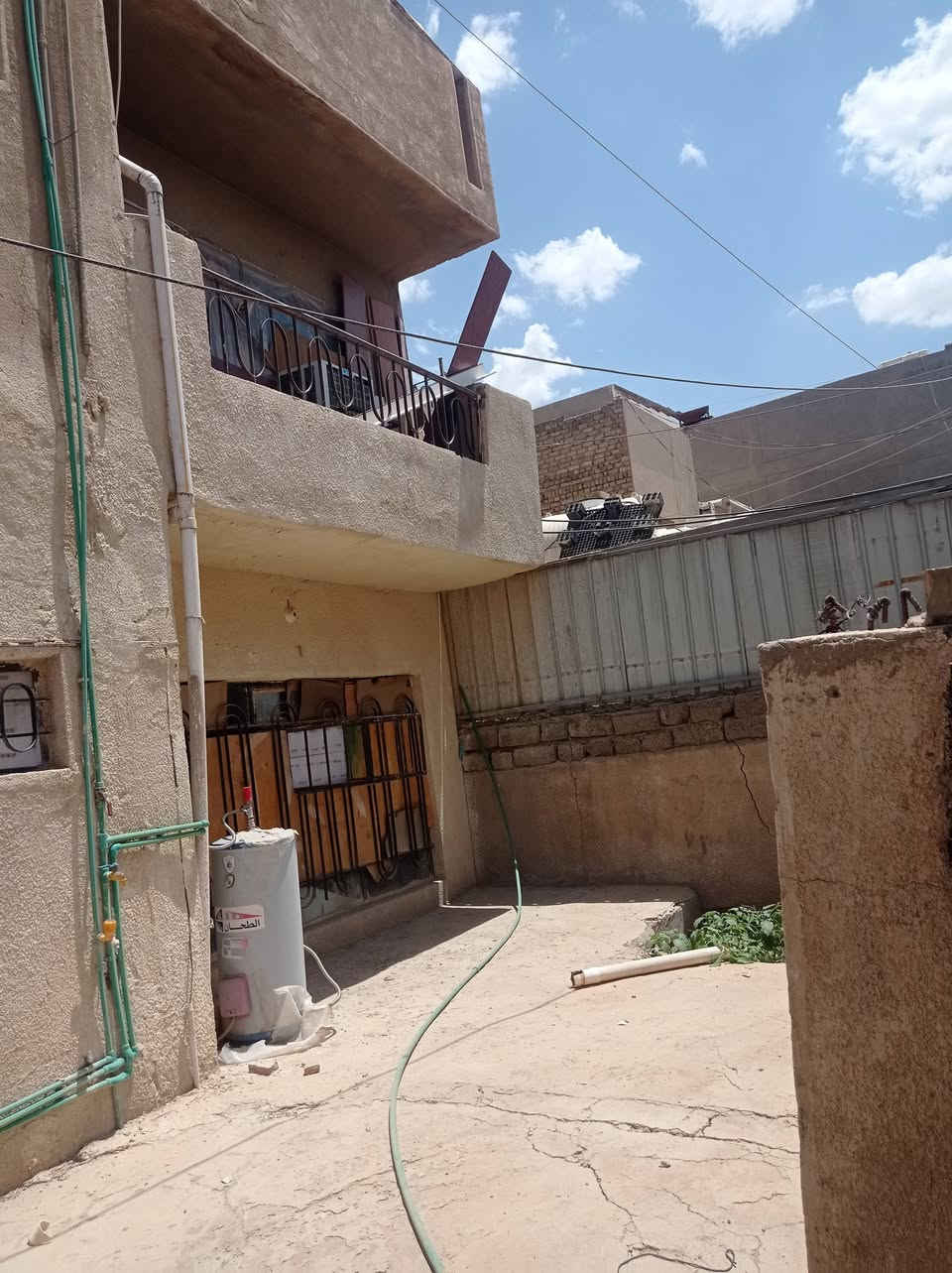 السلام عليكم بيت طابق ارضي للايجار النواب بقرب المهداوي  بشارع افران البركه البيت بي استقبال كبيره 8متر وهول ونوم ومطبخ وكراج وترك كبير وملحقات للتواصل ***********

