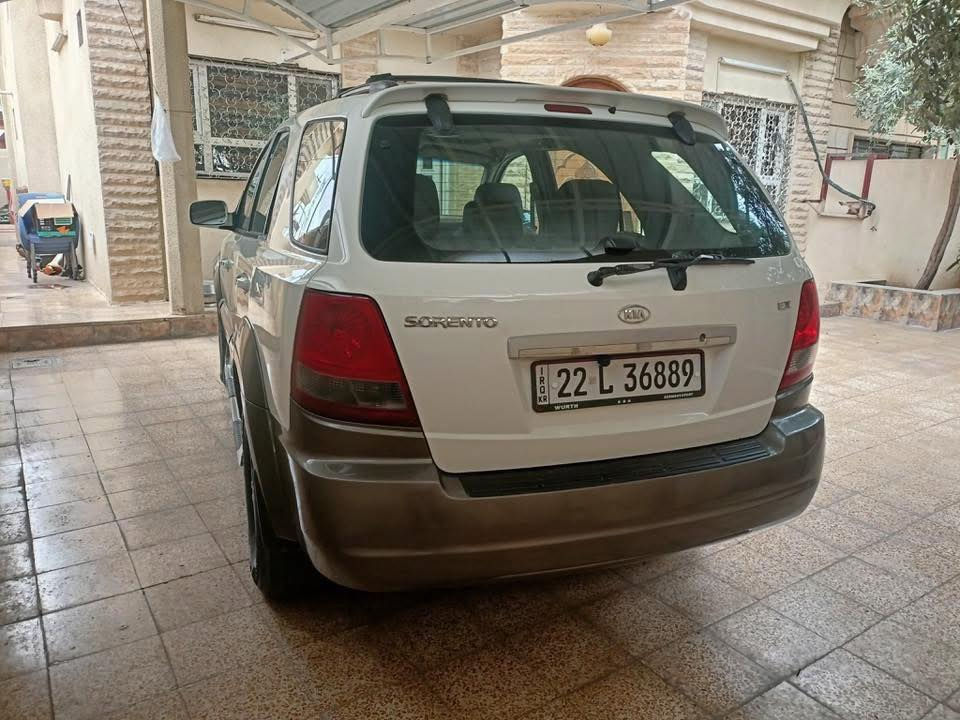للبيع سورنتو 2004 سياره جديده بمعنى الكلمه داخل صاج مكينه 3500 مال حاويه قبل شهرين شادها مري شفط فتحه بلسقف تحكمات التبريد بيانو تحكم ستيرن طخم تايرات جدد حتى السبير شاشه كبيره كأمره منضومه زنون شادلها دفع رباعي رقم اربيل دولي شرط التحويل سياره مايعوزها بس ستر الله مكاني موصل ايسر.
 بي واتساب ***********
