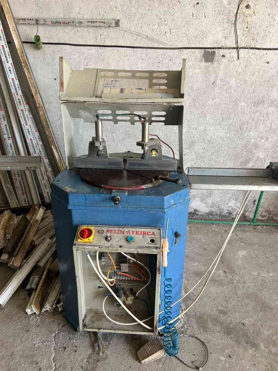 السلام عليكم
 للبيع معملpvc سنكل 5 قطع مع كمبريسر
مكائن المنيوم ومعواجه أركان قياس ٢١٠
اي استفسار الاتصال على الرقم  أو على الخاص في بابل الحله ***********
***********
