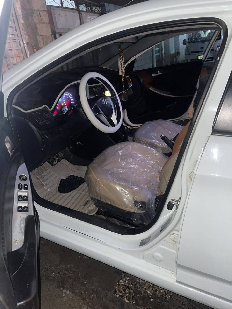 اكسنت 2012 رقم انكليزي واسط
محرك 1600 
تبريد تدفئ شغاله 
حساسات خلفيه 
شاشه 
تخم تأثيرات جديد 
جاملغ امامي مبدل بدون دواخل 
وبنيد 
بسمي السياره ثاني يوم 
مكاني نجف والسونر موجود 
مكلف بالنشر رقم صاحب السياره 
***********
