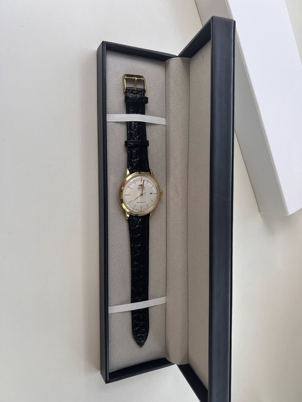 � للبيع ساعة أصلية فخمة ماركة Orient Watch 🔥
⌚ مكينة يابانية أوتوماتيك (تشتغل بحركة اليد بدون بطارية)
🇯🇵 صناعة يابانية أصلية 100%
✨ مطلي بالذهب – فخامة ولمعة راقية
⚪ مينا أبيض كلاسيكي واضح وأنيق
📅 عرض تاريخ
💧 Water Proof (مقاومة للماء)
🖤 سوار جلد أسود نقش تمساح
📦 مع العلبة الأصلية
✅ نظيفة جداً وحالة ممتازة

ساعة ترفع اللوك وتناسب الأعراس، المناسبات، واللبس الرسمي 👔✨
ماركة معروفة بالدقة والاعتمادية

💰 السعر: 150,000 دينار فقط
📞 ***********
