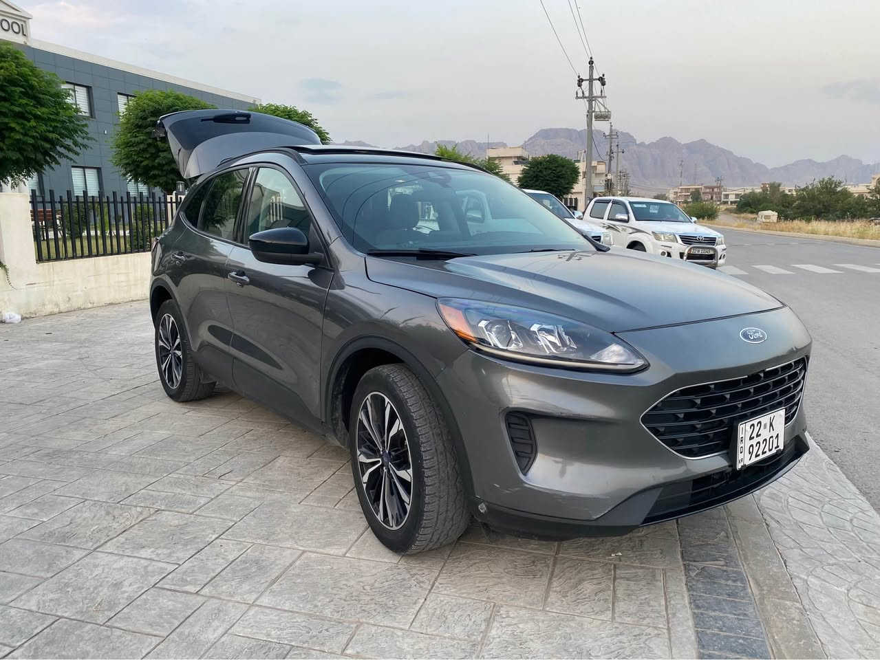 ⸻what is up ***********
Korek tel ***********

🩶🚘 FORD ESCAPE SE • AWD • 2022 🚘🩶

✨ دەستی دوو | زۆر پاک | Ready To Drive ✨

━━━━━━━━━━━━━━━━━━━━

✅ مودێل: 2022
✅ سیستەمی AWD (چەوار ویل درایڤ)
✅ پانۆرامای گەورە 🌤️
✅ Power Liftgate (دەرگای دواوەی ئەلیکترۆنی)
✅ Smart Key + Push Start 🔑
✅ شاشەی مۆدێرن 📺
✅ Camera دواوە 📹
✅ Apple CarPlay & Android Auto 📱
✅ ئەلۆی سپۆرت 🛞
✅ ناوەوە و دەرەوەی زۆر پاک ✨

━━━━━━━━━━━━━━━━━━━━

🩶 سەیارەکە دەستی دووە، بەڵام وەک نوێ پارێزراوە.
✔️ هەموو سیستەمەکان بە تەواوی کاردەکەن.
✔️دووپارچ نیو بۆیاغ بي ناو گرتن .

💯 وێنەکان بەشێکن لە جوانی سەیارەکە… لە نزیکەوە زیاتر سەرنجت ڕادەکێشێت.

━━━━━━━━━━━━━━━━━━━━

📩 بۆ نرخی کۆتایی و زانیاری زیاتر، ئینبۆکس بکەن یان پەیوەندی بکەن.

🔥…، 🩶🚘 رانية, السليمانية
