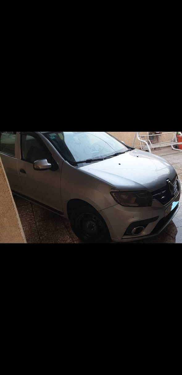 السلام عليكم 
للبيع ...رينو سمبل ٢٠٢٠ اللون رصاصي حرة بأسمي سنوية 
تنتهي ٢٠٢٩ رقم ..انكليزي بغداد ماشية 142
.. السيارة كاملة بدون نقص محرك  وكير وكهربائيات تدفئة تبريد ثلج ..سويجين وكتلوك وسبير ..بيهه صبغ فقط الجاملغ جهة السايق واصبع من الباب
 بدون دواخل وبدون ايرباك ..السعر ٨٠ ورقة وبيهه مجال
الرقم *********** واتس فقط 
 ومسنجر
