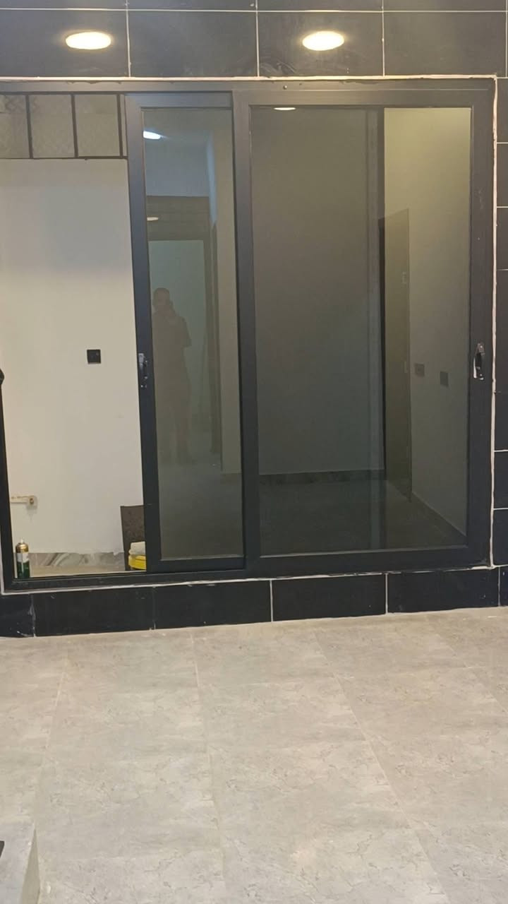 دار للبيع طابقين مساحة 100 متر مربع 10/10يحتوي على غرفتين نوم واستقبال وصالتين  وسطحين ومطبخ وصحيات درجه اولى منطقة ام العظام قرب الشارع العام 50متر يبعد السعر 100وبي مجال الاتصال على الرقم ***********
