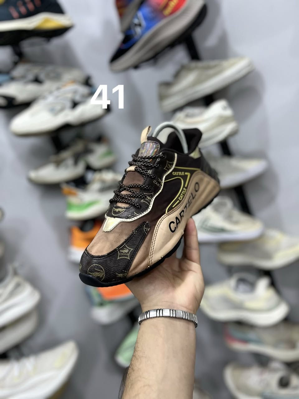 احذيه باله اصلي سعر القطعه 15 يوجد توصيل
العنوان بابل الدبله شارع ياحسين مقابل شارع المركز 
***********
