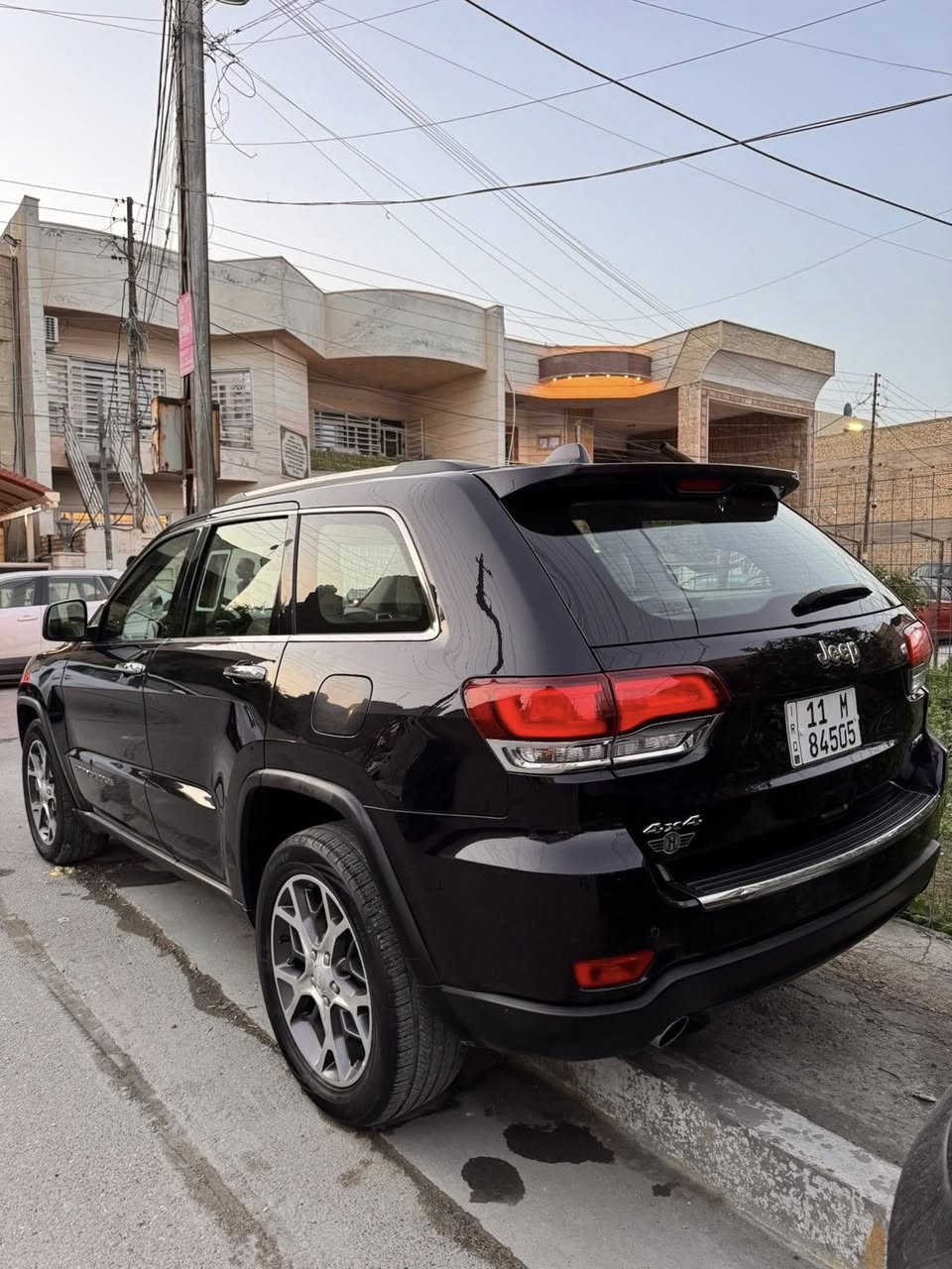 Jeep Grand Cherokee Limited
السلام عليكم بعد اذن الادمن 
جيب وكالة خليجي موديل 2020 لتمدد فول كامل المواصفات مكينه 3600 مسوي عليها ادامه كامله من بطاريات إلى إطارات الى صدر بالكامل إلى ادق التفاصيل جاهزه من جميع النواحي 
بيه صبغ نص جاملغ امامي فقط هـ/*********** مكان السياره بغداد حي الحسين بجانب المطار
