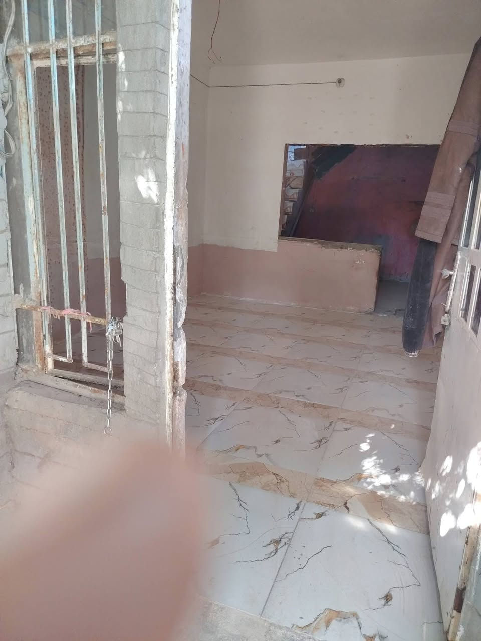 بيت للبيع المساحه 50م غرفه النوم وصاله ومطبخ وصحيات قرب شارع 20نجف الاشرف حي الرحمه مراجعة مكتب الخزعلي للعقار ***********
