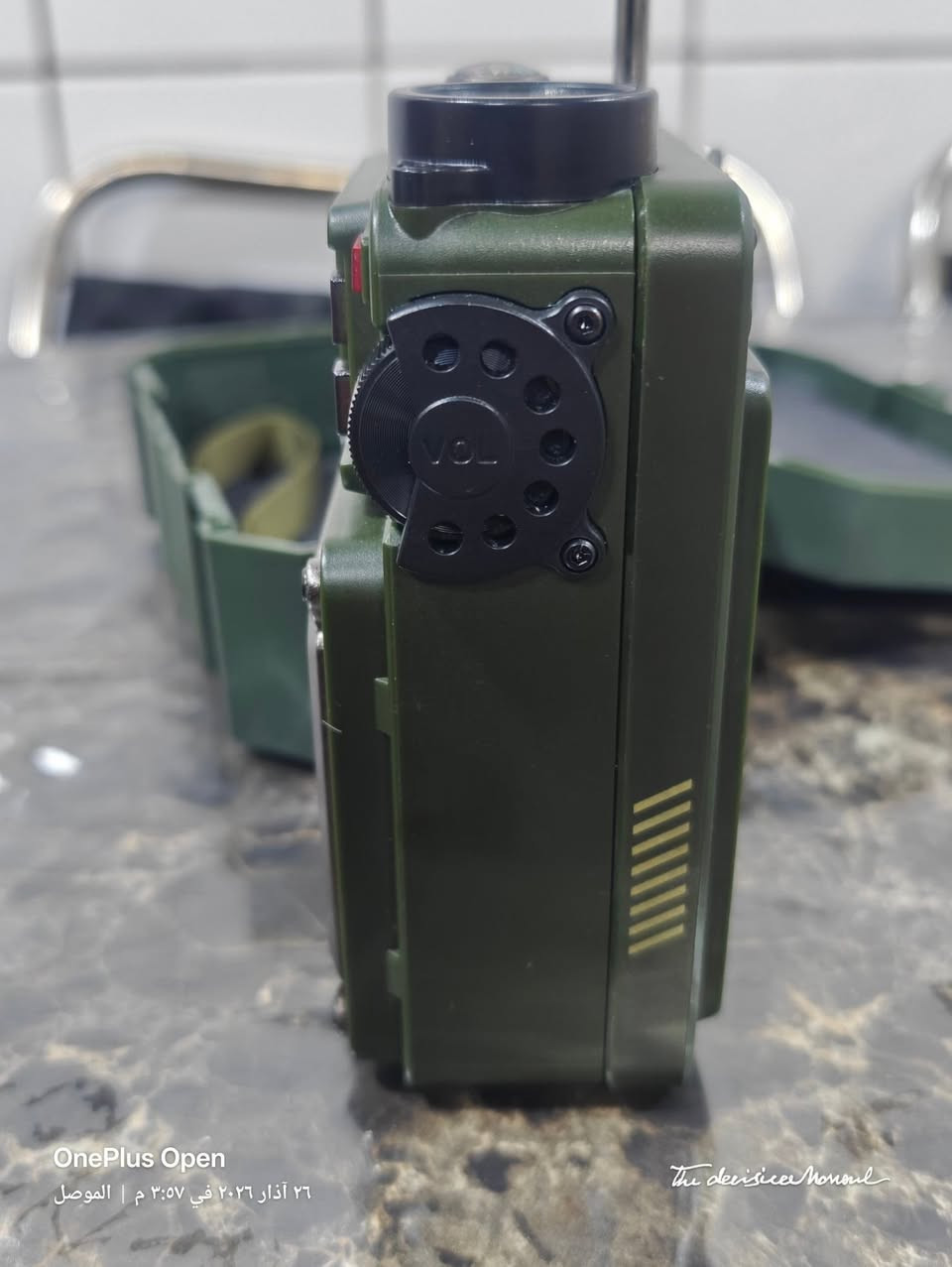 الجهاز الراديو  الذي لا يخذله الوقت ولا تنفذ منه الطاقة؟ نقدم لك الراديو العسكري المتكامل  التحفة التقنية المصممة خصيصاً للمهام الصعبة والمغامرات الاستثنائية.
🔋 منظومة طاقة ذكية
(لا تعرف المستحيل)
الجهاز مزود ببطارية ليثيوم داخلية ضخمة بسعة 4000mAh، تمنحك ساعات طويلة من العمل المستمر. والأهم هو تعدد طرق الشحن:
الشحن الشمسي (Solar Panel): يشحن نفسه ذاتياً بمجرد تعرضه لضوء الشمس. حتى الضوء الغرفة العادي
المولد اليدوي (Hand Crank): هندل ميكانيكي لتوليد الطاقة يدوياً في أحلك الظروف.
شحن USB: منفذ سريع للشحن التقليدي من أي مصدر طاقة.
خاصية الباور بنك (Power Bank): الجهاز يعمل كمصدر طاقة طارئ لشحن هاتفك المحمول عبر منفذ USB المدمج، لتبقى على اتصال دائماً.
📡 قوة استثنائية في التقاط الإشارة
يتميز  بهوائي (Antenna) تلسكوبي طويل وفائق الحساسية، صُمم لالتقاط أضعف الترددات في المناطق الجبلية والبعيدة.
يدعم البث الرقمي الحديث DAB+ لصوت نقي كالكريستال.
يدعم موجة FM   التقليدية لتغطية شاملة لكل المحطات العالمية والمحلية.
🔦 أدوات الملاحة والنجاة المدمجة
كشاف LED احترافي: إضاءة مركزة قوية جداً بمدى واسع، مثالية للتخييم أو السير ليلاً.
بوصلة دقيقة: مدمجة في أعلى الجهاز لتحديد الاتجاهات بدقة، لا غنى عنها في المناطق التي لا تتوفر فيها تغطية GPS.
💼 الفخامة والصلابة (الحقيبة والجسم)
جسم الجهاز: مصمم بهيكل "Army" متين مقاوم للصدمات والظروف الجوية القاسية.
الحقيبة الخاصة: يأتي الجهاز مع حقيبة فاخرة ومبطنة، مصممة خصيصاً لحمايته من الصدمات والخدوش، مع حزام متين لسهولة الحمل في الرحلات الطويلة، مما يجعلها قطعة تكميلية تزيد من فخامة المنتج.
📋 المواصفات التقنية باختصار:
البطارية: 4000mAh (قابلة لإعادة الشحن + تعمل كباور بنك).
الإضافات: بلوتوث 5.0، مدخل كارت ذاكرة (TF Card)، منفذ سماعات أذن.
الشاشة: ديجيتال لعرض الترددات ومستوى البطارية بدقة.
نظام الطوارئ: زر SOS لإصدار إنذار صوتي وضوئي عند الحاجة.
ملاحظة التوصيل لكل العراق فقط
للحجز والاستفسار عن السعر يرجى التواصل على الخاص


**إذا كنت صاحب هذا الإعلان وتريد حذفه لأي سبب، رجاءا أرسل رسالة إلى الدعم الفني**