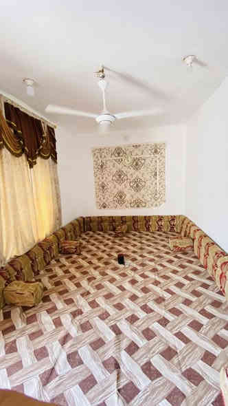 سلام عليكم 
بيت عد ال معالي  ركن
مساحته ٢٢٠ 
يبعد عن شارع العام ١٠٠ م
يتكون من اربع غرف اثنين جوه واثنين فوك 
صحيات داخليه وخارجيه 
حديقه وكراج 
السعر خاص  ***********
