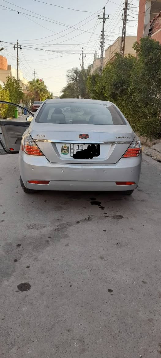 جيلي ام كراند للبيع موديل 13 نضيفه لون رصاصي محرك تجفيت جديد وتبريد شغال كهربائيات شغاله كامله بيه فقط ضربه نص باب وجاملغ + الهلالات وبيه جراد بل بنيد والقماره نصه فقط رقم بغداد الإنكليزي وبأسمي تحويل ثاني يوم السعر 60 ورقه وبيه مجال قليل لشرايه فقط المكان بغداد البلديات الرقم للاتصال *********** .
