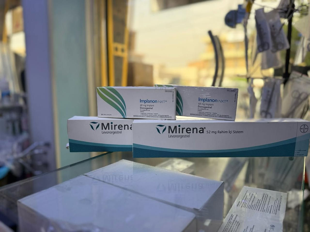 يلعن مكتب  سما الطب عن توفر لوالب النحاسية والهرمونية

لولب مارينا (Mirena):
هو لولب هرموني يُوضع داخل الرحم.
 • يحتوي على هرمون ليفونورجيستريل
 • فعّال لمدة تصل إلى 5 سنوات
 
لولب إمبلانون (Implanon NXT):
هو غرسة صغيرة تُوضع تحت الجلد في الذراع.
 • تحتوي على هرمون إيتونوجيستريل
 • فعّالة لمدة تصل إلى 3 سنوات
 • تُركّب بإجراء بسيط وسريع من قبل الطبيب

اللولب النحاسي هو جهاز صغير على شكل حرف “T” يُوضع داخل الرحم، مصنوع من البلاستيك والنحاس.

مميزاته:
 • خالي من الهرمونات: مناسب للنساء اللواتي يفضلن وسائل طبيعية
 • فعّال لمدة طويلة: يصل إلى 10 سنوات
 • يبدأ مفعوله فور التركيب

للطلب زورونا في (مكتب سما الطب)باب المعظم مقابل دائرة صحة الرصافة او الاتصال عبر الارقام 
***********/***********
