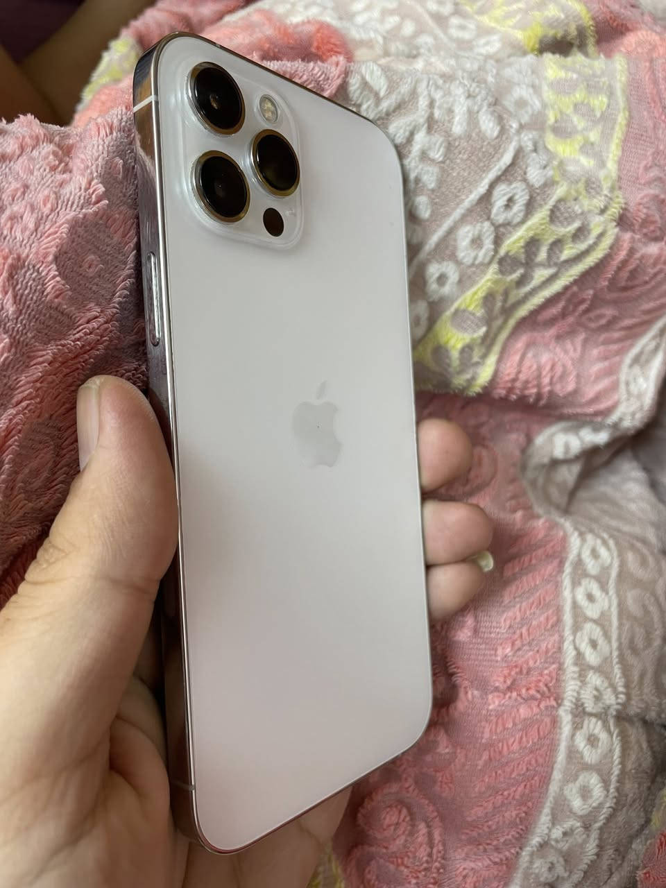 ايفون 12 برو ماكس
ذاكرة 256 
بطارية 82 
نضيف جدا و ممفتوح بس شاشته على وشك التلف ( يعني يرادلهة تبديل ) 
  قيم السعر و خابرني
 مكاني مدينة الصدر  
 
***********
