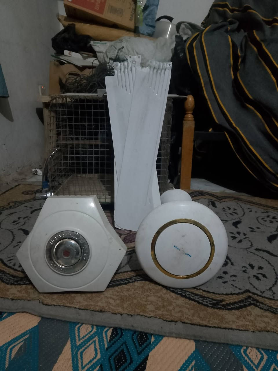 السلام عليكم مروحات اصليات شغالات اثنينهن 25 قفل عنوان بغداد ام الكبر والغزلان ***********
