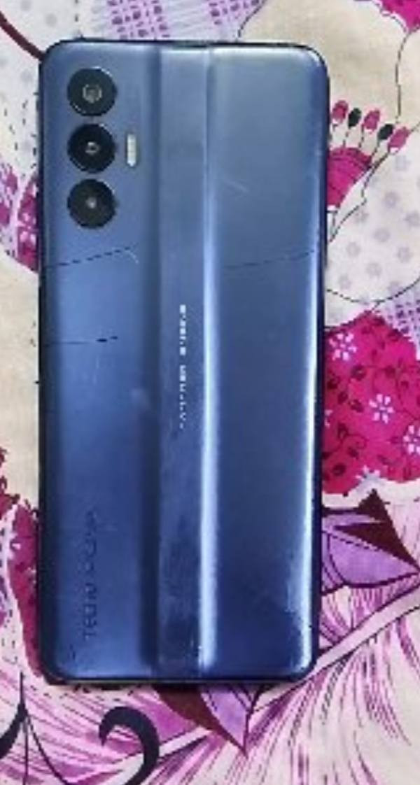 السلام عليكم جهاز تكنو بوڤا 3 ذاكرة 128 دبل سيم للبيع الجهاز نضيف كله بلاد مجرد بي هاي الشخوط الي بالصورة السعر 125 وبي مجال الرقم *********** واذا اكو مراوس ويه ايفون 8 بلص او اكس اعتيادي
