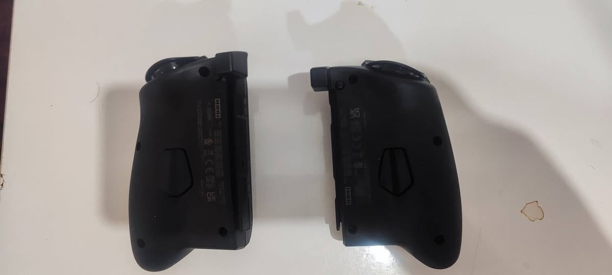 جوي كون Split Pad Pro من ننتندو اصلي مختم
حجم كامل (Full-size): يوفر تجربة مشابهة ليد التحكم الاحترافية (Pro Controller) ولكن في وضع المحمول.
​مقابض مريحة: مصمم بشكل مريح لليد (Ergonomic) لتقليل الإجهاد أثناء جلسات اللعب الطويلة.
​أزرار وعصا تحكم أكبر: الأزرار (A/B/X/Y) وعصا التحكم (Analog sticks) وD-pad أكبر من الموجودة في الـ Joy-Cons العادية، مما يعطي دقة أعلى
يعمل فقط في وضع المحمول: لا يحتوي على بطارية داخلية، لذا يجب أن يكون متصلاً بالجهاز ليعمل (لا يمكن استخدامه لاسلكياً).
السعر  ٤٠ الف متوفر توصيل


**إذا كنت صاحب هذا الإعلان وتريد حذفه لأي سبب، رجاءا أرسل رسالة إلى الدعم الفني**