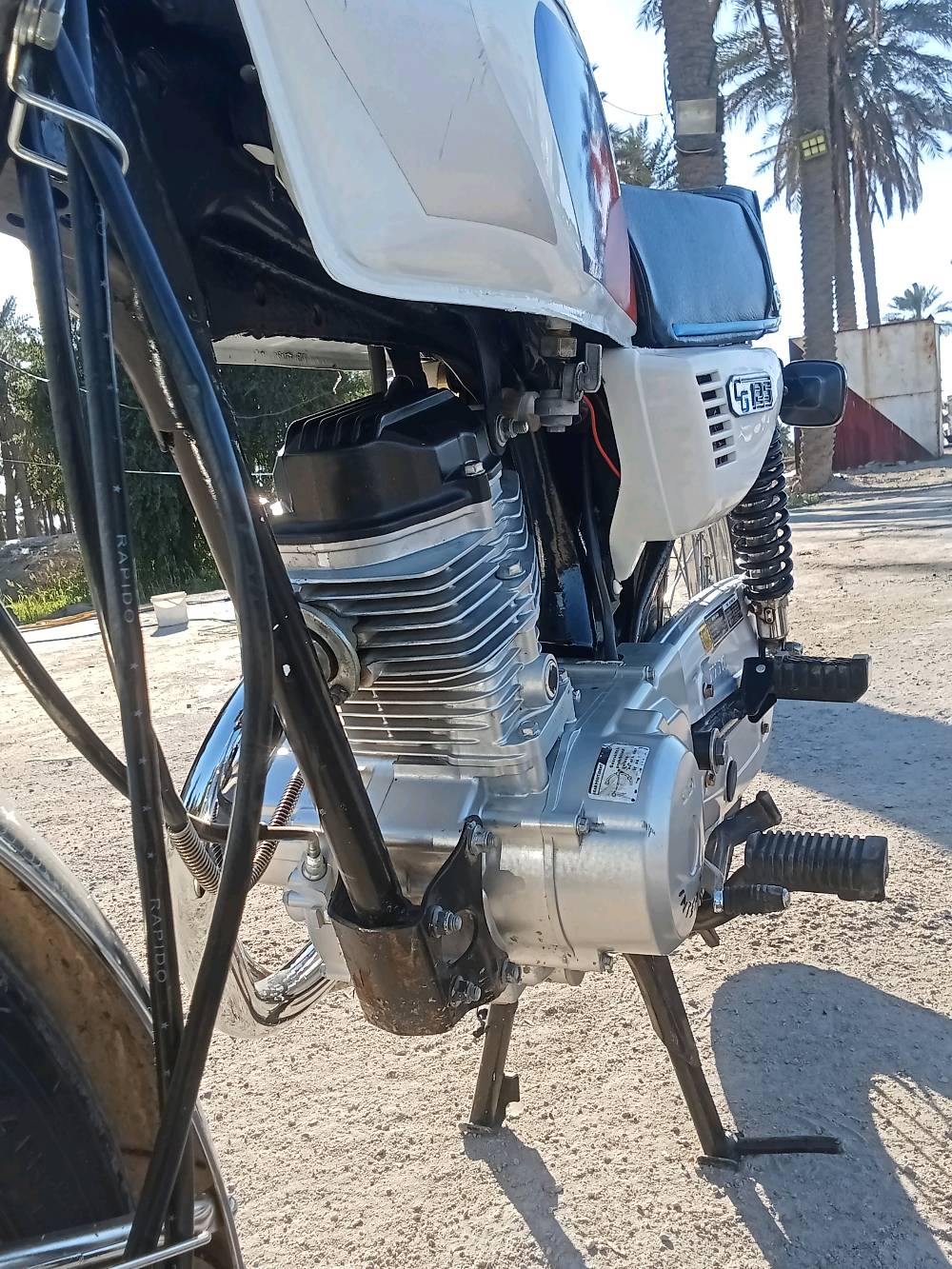 درّاجة نارية نوع NAMI بحالة ممتازة، سعة المحرك 125cc. تصميم أنيق مع الألوان المميزة والتشطيبات اللامعة. مثالية للاستخدام اليومي أو للرحلات القريبة. صيانتها بشكل دوري وسهلة القيادة.