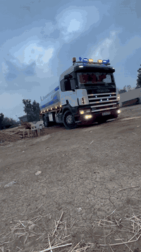 اسكانيا مؤديل ٢٠٠٢سياره جديد گئير مه كينه بشرط تانكي مغالوا تانكي 16000 *********** ***********
