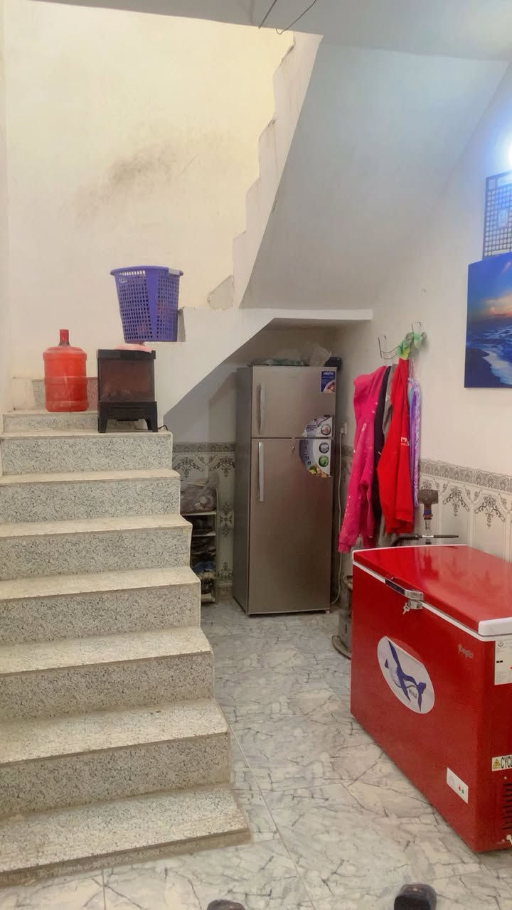 السلام عليكم بيت للبيع 100متر العنوان هور رجب شارع الاذاعه شارع وحده الجميلي طابو زراعي سند 25 يحتوي عله غرفتين 2 نوم وحمام داخلي وحمام خارجي وصاله وحولي ومطبخ وبيتونه مدخلين البيت بناء حديث  البيت واني صاحب البيت سعره 55 بل نقد وبل قصط 60 مقدمه 35 قفل المقدمه وبل شهر 500 رقم الهاتف *********** بي واتساب
