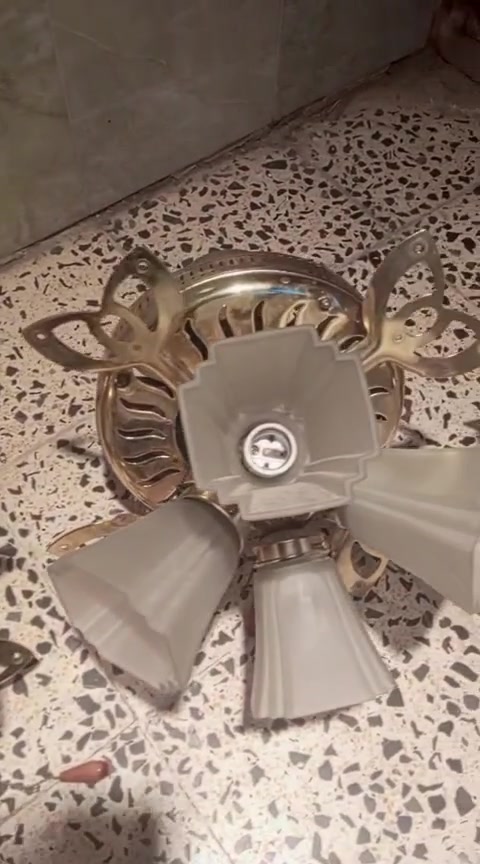 سلام عليكم 
بنكات عدد أربعة ام الثريا الريش خشب شغالات ونظيفات جدا للبيع مكاني بغداد الحرية الدولعي للاستفسار الاتصال على الرقم ***********
