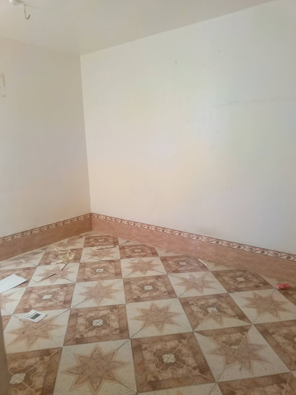 سلام عليكم 
بيت الايجار بحي الوفاء مقابيل الجامعه 
50متر طابقين  شارع 15عل ساحه 
غرفتين وحمامات فوك وجوه 
يجاره 300
***********

