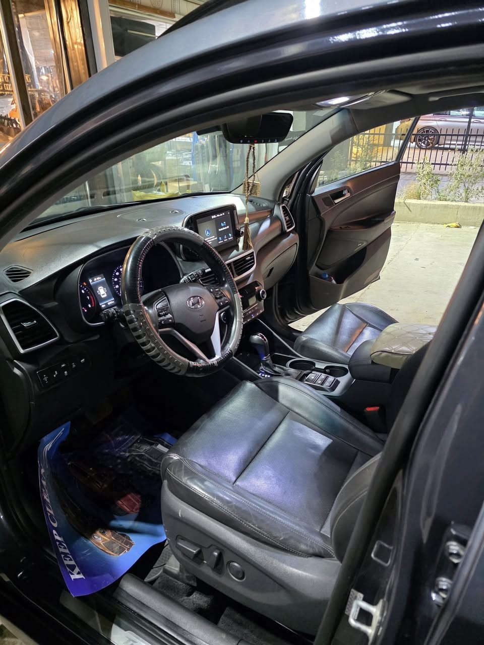 السلام عليكم اخوان توكسان وارد امريكي محرك ٢٤٠٠ بدون حادث بدون صبغ بدون ايرباك فقط دعاميات السياره فول مواصفات كشنات جلد وكهرباء بانوراما كشنات تدفئه وتبريد صندوق كهرباء ٥ كاميرات هوايه مواصفات بيهه رقمهه بغداد السعر ١٩٠ وبيهه مجال  مكانهه السيديه ***********
