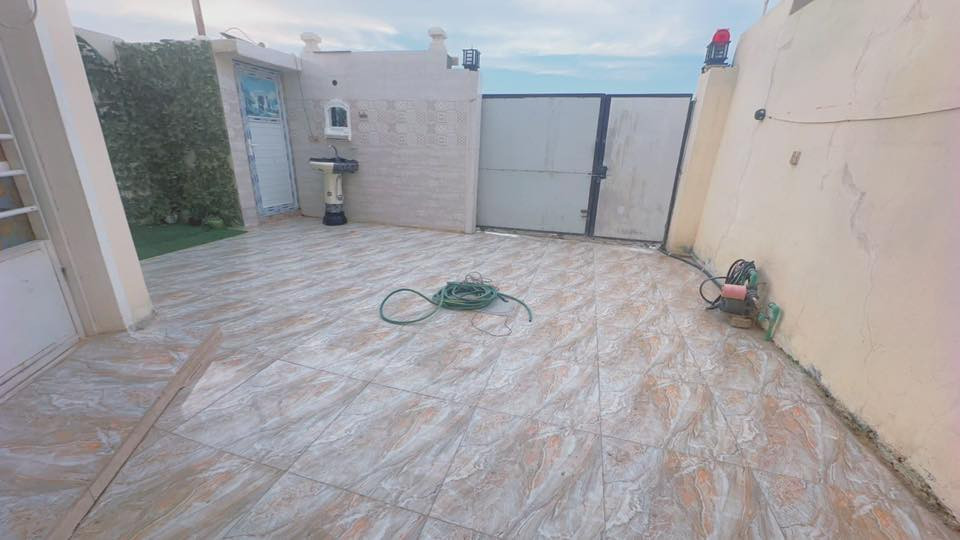 سلام عليكم بيع اوايجار سعر لبيع 65 ايجار 500 بغداد الكاظمية صابيات قرب جسر دوار 100 متر بعد عن جسر دوار زراعي 35 عقد 150 متر طابق واحد غرفتين ستقبال هول مطبخ بيتونه كبيره كرفان 4في4مخزن ***********
