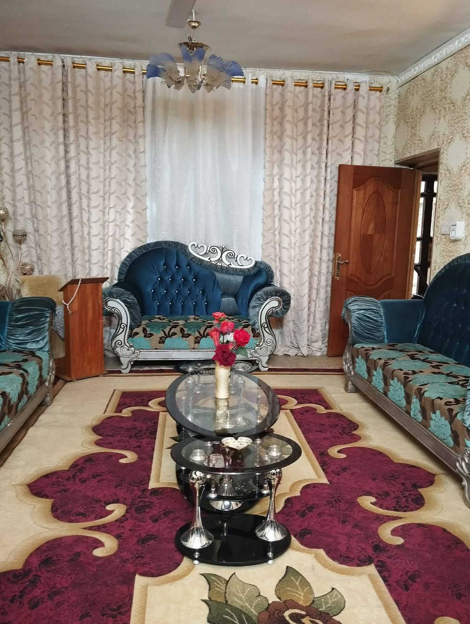 السلام عليكم
عندي بيت ١٥٠متر  بيت نظيف جدا 
يتكون من الطابق الارضي كراج جبير و صاله و مطبخ حار و مطبخ بارد و غرفه نوم و حولي و صحيات و منور 

و الطابق الثاني بي شقتين كل شقه منفصله عن ثانيه مع درج خارجي مثل ما موضح بل صور و فيديو ع خاص تشوفه عنوان الرافدين خلف بيع مباشر  و الاستفسارات اتصل على الرقم و خاص مفتوح ‏‪0773 795 5173‬‏
