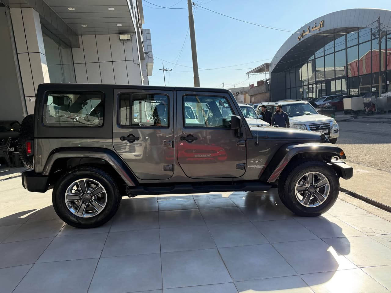 Jeep wrangler 2017 
Sahara V6 
فول فول مواصفات 
لايتات زينون بيلاد 
كشنات جلد و هيتر 
4*4
جام كهرباء 
شاش و كاميرة بيلاد 
سقف بلاستيك بيلاد + جادر بيلادي وياها 
٧٠ مل ماشية 
سيارة بدون صبغ مكان صغير تعديل بارد 
بدون ارباك كلشي بشرط 
بس قبغ مكينة مفتوح بدون اي خلل 
185$
***********
*********** أربيل, العراق
