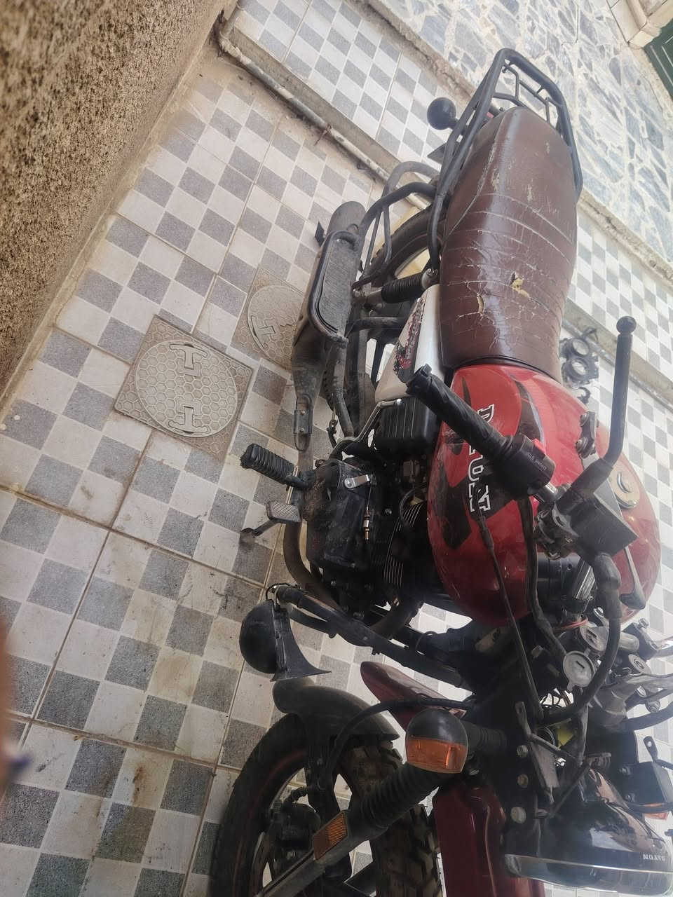 السعر مليونين وبيها مجال *********** هذا رقمي
دايون 2023 مرقم بغداد رقم انكليزي بأسمي التحويل ثاني يوم محرك نظيف وشغاله كلشي مبيها  تاير امامي شديته قبل الحادث بكم يوم الويل الخلفي شديته جديد والتاير الخلفي كلش نظيف الزنجيل والبكرات امامي خلفي جديد لايت زنون جديد الدراجه نقصها الدشبول الأمامي والمرايات واليدات مال الكلج والبريك الأمامي والبنزات الخلفيه اي نقص ثاني مبيها

واريد ابيعها لأن اخويه سوه بيها حادث ومحتاج فلوسها للعمليه
مكاني بغداد الطارمية
