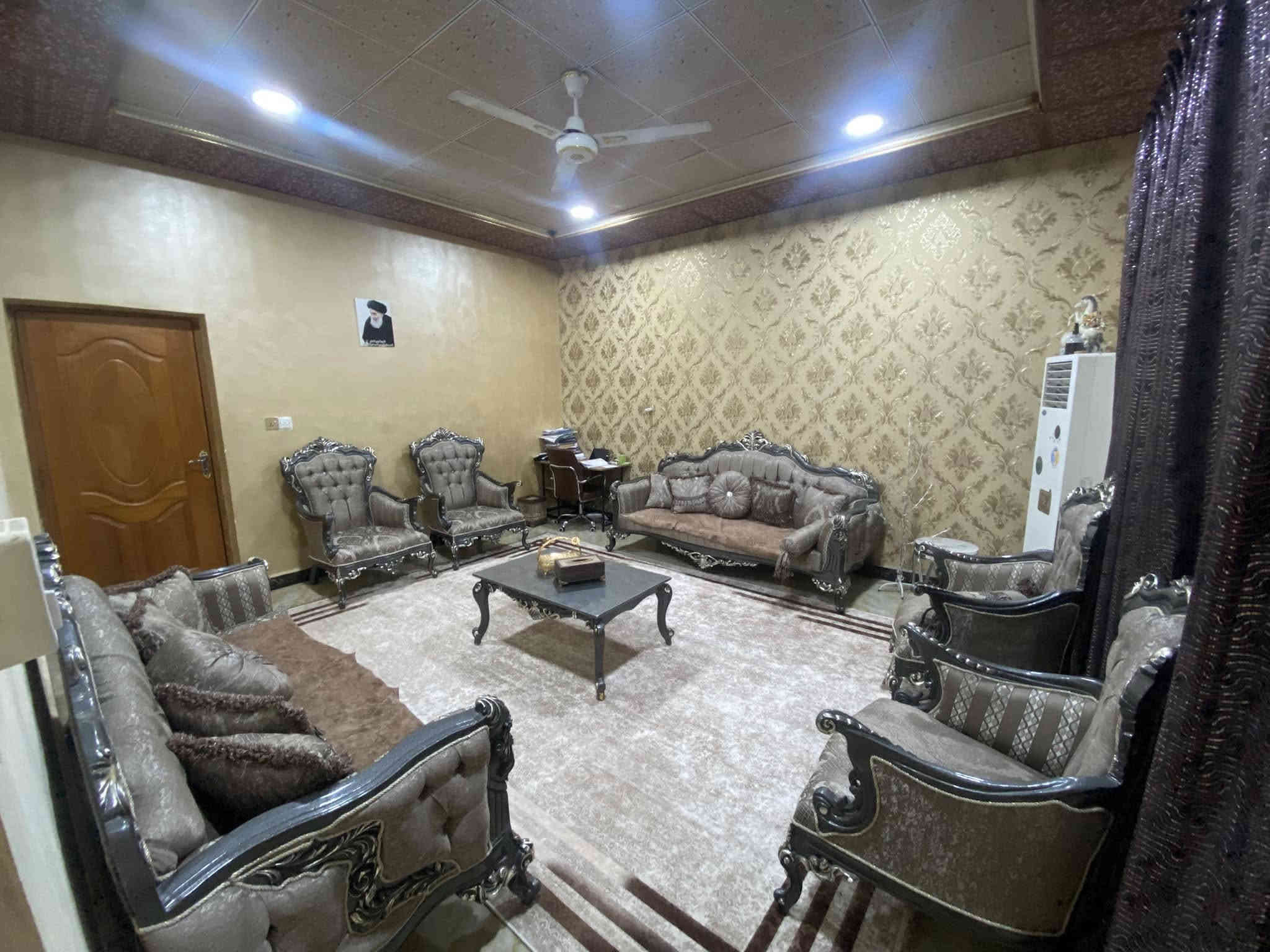 السلام عليكم 
الدار للبيع 
الموقع القبله حي المهندسين شارع الرمل
مساحه 200متر مربع 
ركن على شارع حرف T
الطابق الاول طابوق بناء 2014
الطابق الثاني ثرمستون بناء 2019
يحتوي الطابق الاول على غرفتين و صاله و استقبال ومطبخ وصحيات 
و الطابق الثاني 3 غرف و صاله ومطبخ وصحيات 
المجموع 5 غرف 
يحتوي على مشتمل مؤقت تكدر تاجره او ترجع تضمه للبيت 
السعر 385 مليون  وبي مجال 
***********
