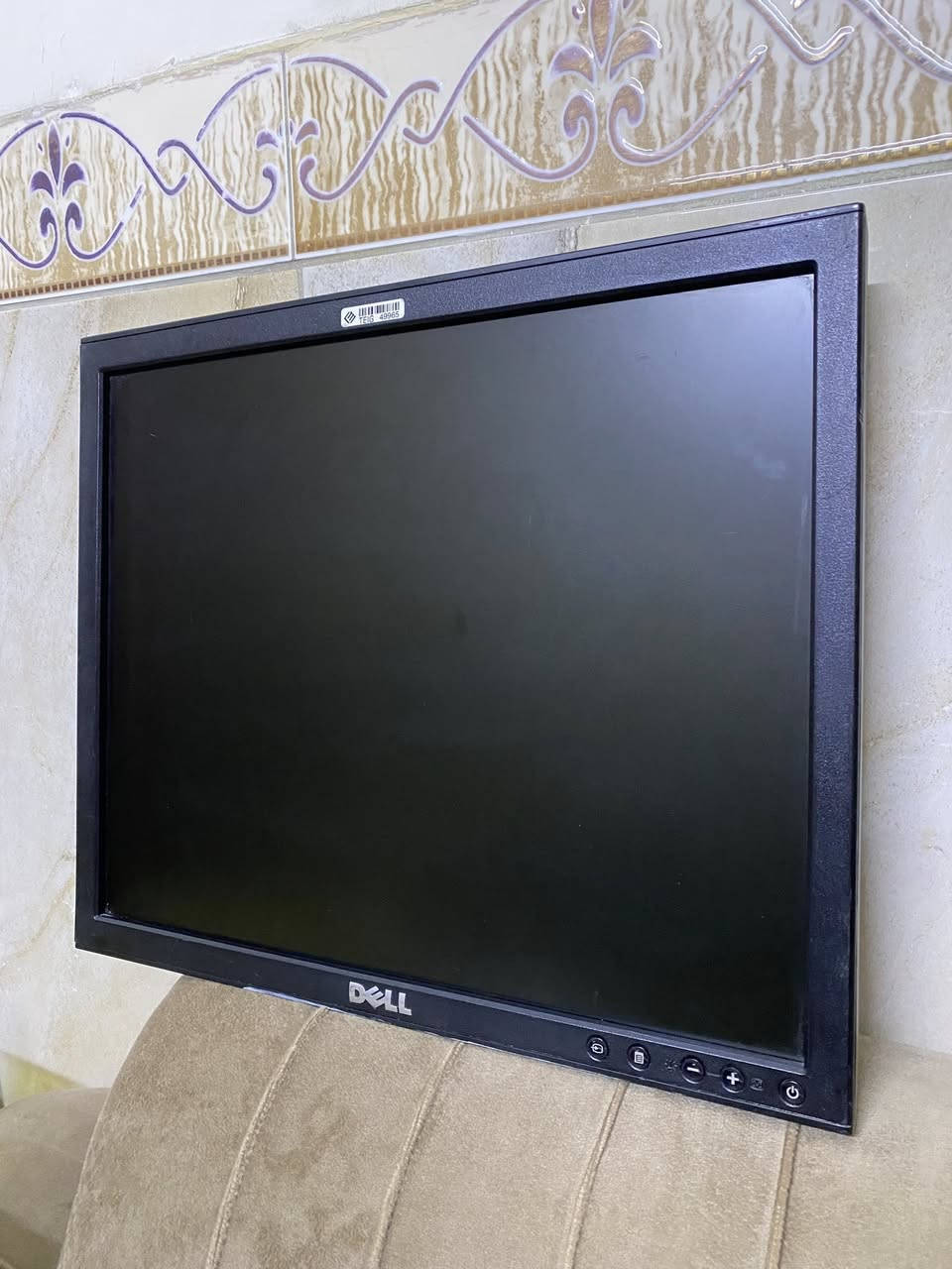 شاشة dell  شغالةكاملة ب30 الف وبلازمة بنسونك حجم 32 ب50 الف مكاني بغداد جميلة ***********
