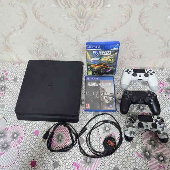 بلي 4 ذاكرة 1 تيرا 
جوستك 3 شغلات مع أقراص 2 وكامل ملحقاته 
الجهاز شغال 100% اخر تحديث اله السعر : 260 وبيه مجال
*********** : وتساب مكاني القرنة ✅️
