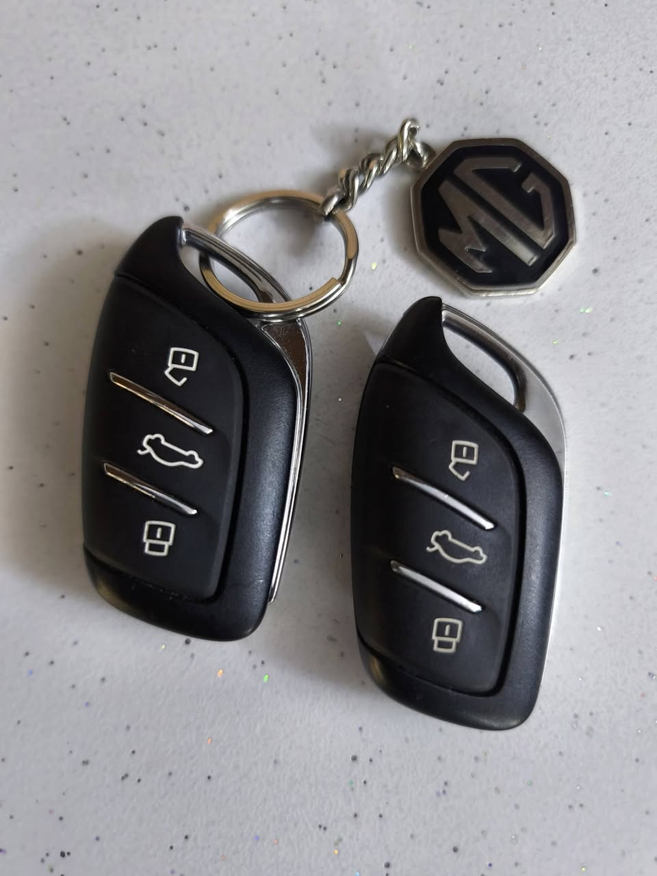 من رخصة الادمن المحترم السلام عليكم
ألسيارة للبيع mg zsموديل 2023 محرك 1.5 مواصفات std السيارة وارد خليجي مكفوله من الشخط جديدة بمعنى الكلمة مكينة وكير وتبريد بشرط ماشية 14,000 الف فقط رقم بغداد خصوصي عليها دوشمة كامله جلد لونين السعر 22 مليون وبيها مجال مكان السيارة بغداد الاعظمية/الكرادة شارع الصناعه

***********

متواجد خاص وواتساب🌹
