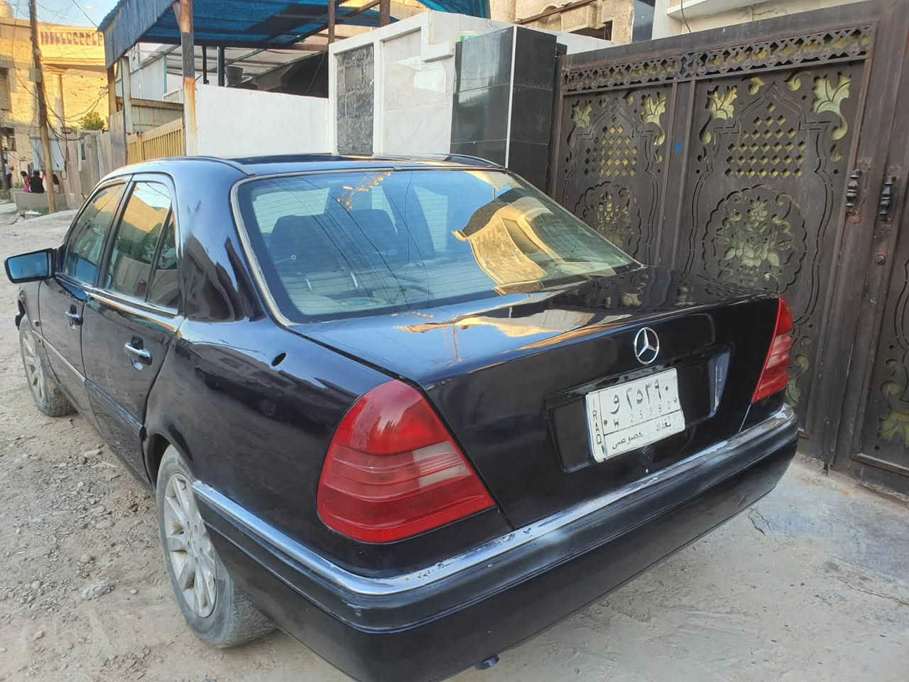 مكلف بلنشر 
سلام عليكم سياره مارسيدي c200 
سياره موديل 1996 سياره خير من الله رقم بغداد سياره بيها محرك بطه 2800 سياره تخبل بلمشي ومكينتها كلش حلوه وسياره دواخلها مرتبه او حلوه كافه التفاصيل على الرقم 
 ***********
السعر ٣٤ وبيها مجال للشراي 
عنوان بغداد الدوره شرطه حاتم سعدون
