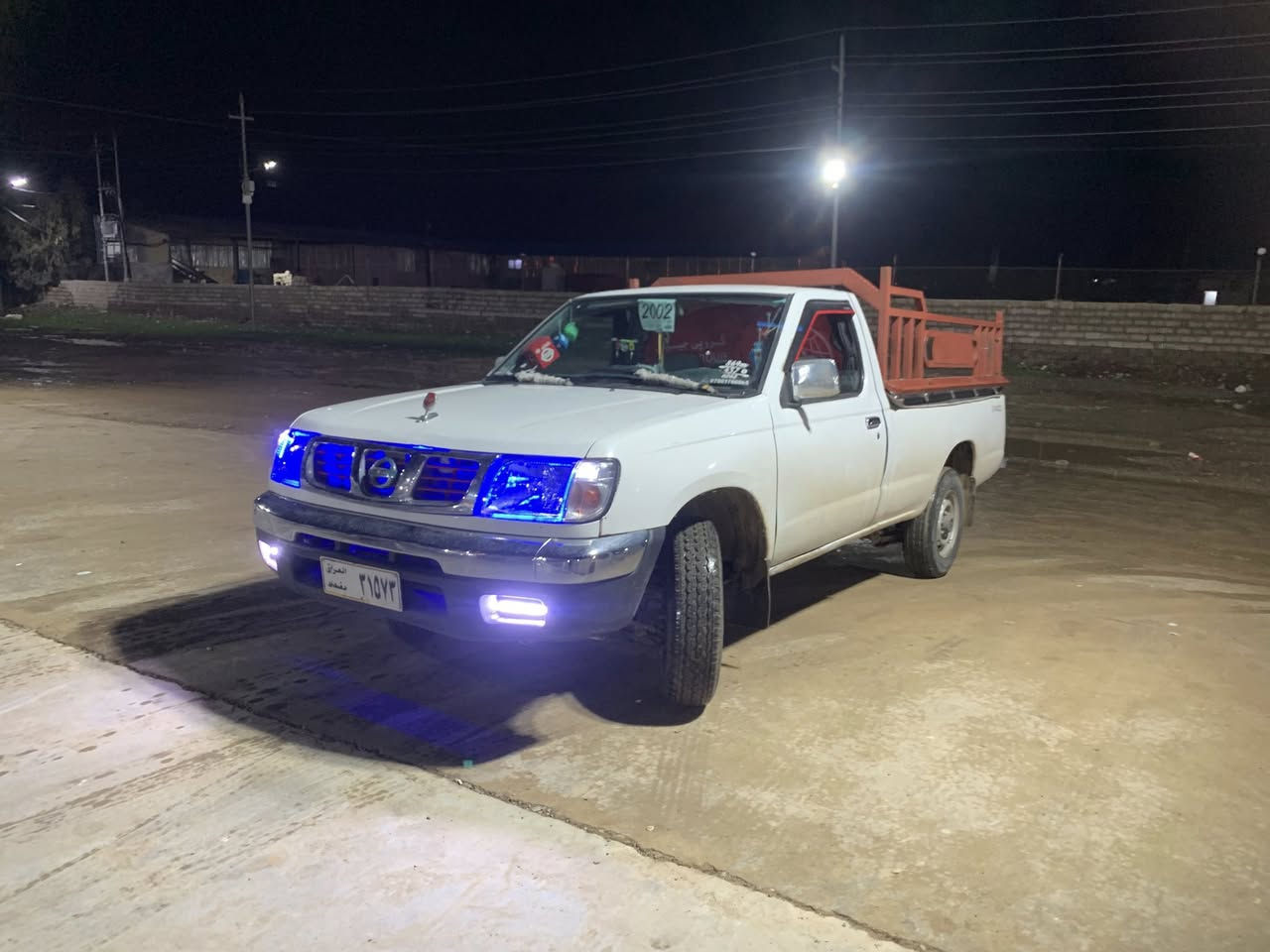 سەرەتا بەناوی خوای گەورەو میهرەبان نیسان مۆدیل 2002 ئارمی سۆران باشەرتی ئەوەلیاتو خرامە  چوار تایەی لۆکی لەژێرایە   پێشی یەک قرچی بچووکی هەیە  چەمچەو ناوبۆدی 40سانتیم  پێشودوای تازە داگیراوە  بەشەرتی گێرو مەکینەو عەکسل کامل پێشی لۆک کراوەتەوە لایتی دیپۆو سەکنیی دیپۆی عەسلی بۆ بەستراوە ناوی سەیارەکە کامل جوانکاری بۆ کراوە تەنها سایەقێکی کەمە *********** 
مشتەری نیت سەرم مەیەشێنە
