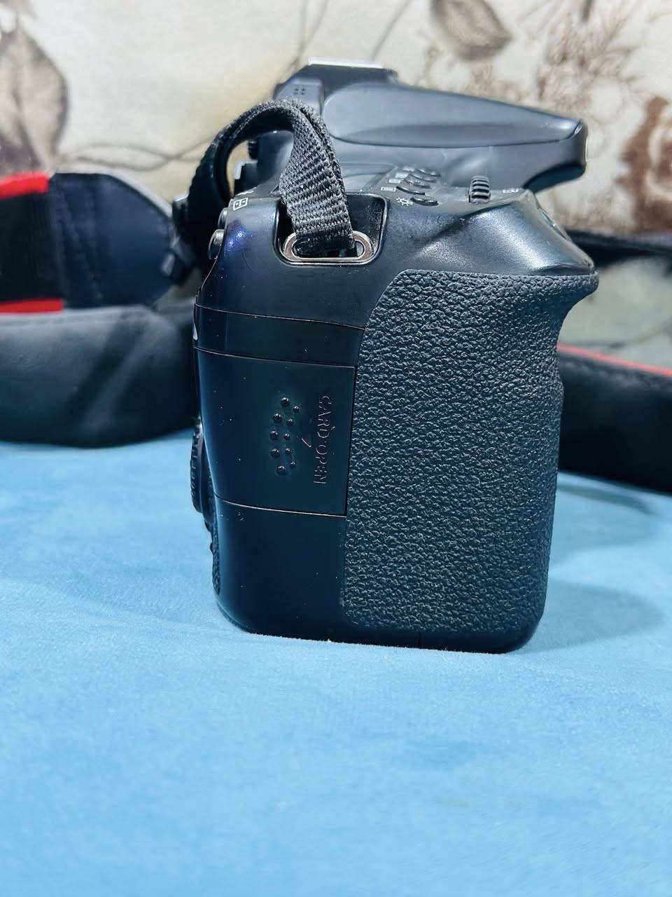 Canon EOS 70
لعشاق التصوير الفوتوغرافي وصناعة المحتوى المرئي، وللمبتدئين الطموحين الذين يبحثون عن بداية قوية واحترافية، أعرض لكم كاميرا Canon EOS 70D الغنية عن التعريف، بجميع ملحقاتها الأساسية والإضافية، جاهزة للعمل مباشرة.
الكاميرا والمواصفات الأساسية:
• جسم الكاميرا: Canon EOS 70D
• الحالة: نظيفة جداً، معتنى بها، وتعمل بكفاءة 100%.
• المميزات الرئيسية:
• نظام Dual Pixel CMOS AF: فوكس تلقائي فائق السرعة والسلاسة في التقاط الصور والفيديو.
• شاشة لمس متحركة (Vari-Angle LCD): مرونة كاملة للتصوير من زوايا صعبة، مثالية للفلوجات وتصوير السيلفي.
• مستشعر 20.2 ميجابكسل (APS-C): لجودة صور عالية الدقة وتفاصيل واضحة.
• تصوير مستمر 7 إطارات/ثانية: لالتقاط لقطات الحركة والرياضة بثقة.
• Wi-Fi مدمج: لنقل الصور والفيديوهات لاسلكياً إلى هاتفك أو جهازك اللوحي والتحكم بالكاميرا عن بعد.
• تسجيل فيديو Full HD: مع تحكم كامل بالفوكس اليدوي والتلقائي.
شدّة الملحقات الكاملة (ما تحتاج تشتري شي إضافي!):
1. مجموعة العدسات (2) عدسات لتغطية كل احتياجاتك):.
• Canon EF 75-300mm f/4-5.6 III: عدسة زووم قوية لتقريب الأهداف البعيدة جداً، مناسبة لتصوير الحياة البرية، الرياضة، أو التفاصيل المعمارية.
• Canon EF-S 18-55mm IS STM: العدسة الشاملة والأساسية للاستخدام اليومي، تصوير المناظر الطبيعية، المجموعات، والفيديوهات.
2. ملحقات الطاقة والثبات الاحترافية:
• قبضة البطارية (Battery Grip): تُركب أسفل الكاميرا، تسمح بتركيب بطاريتين معاً لمضاعفة وقت التصوير، وتوفر قبضة أكثر راحة وتحكماً إضافياً للتصوير العمودي.
• حامل ثلاثي (Tripod): ستاند أصلي بحجم كامل، قوي ومتين، ضروري جداً لتصوير الفيديو الثابت، اللقطات الليلية، والتصوير ببطء الغالق (Long Exposure).
• بطاريتان مع الشاحن الأصلي: لضمان عدم توقفك عن التصوير في أي لحظة.
3. ملحقات الحماية والتنظيم:
• حقيبة الظهر الاحترافية للكاميرا (Camera Backpack): مبطنة بالكامل ومقسمة داخلياً لحماية الكاميرا وجميع العدسات والملحقات من الصدمات والغبار، سهلة الحمل والنقل.
• ذاكرة تخزين (SD Card): ((128))عالية السرعة تدعم تسجيل الفيديو Full HD والتقاط الصور المتتالية بكفاءة.
السعر المطلوب للمجموعة كاملة: [800,000 دينار عراقي]
(السعر قابل للتفاوض البسيط، والبيع للمجموعة كاملة)
 الموقع: [البصرة الجنينة]
 للتواصل والاستفسار: [***********] أو عبر الواتساب
#مهند_الحلفي
