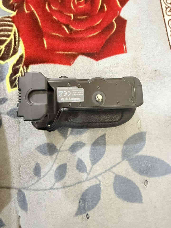 السلام عليكم 
للبيع 📍
كاميرا سوني 7Riii الغنية عن التعريف  

عدسة سيجما ٢٤-٧٠ اصدار ثاني (العدسه التقريب مالتهاا ميوصل للاخير التقويب يقفل بين ال٥٠ وال ٧٠ ) وهذا الشي ما مأثر لا على العدسه ولا على ادائهاا. 
الملحقات📍
📌كرب 
📌بطارية عدد ٢
📌رام ٦٤ سان داسك 
📌شاحن خارجي 
📌كيبل شحن الكاميرا مباشر 
📌جنطة كاميرا مقسمة 
الشتر ٢٤ k
الاسعار📍
سعر البدي (١٧٠٠)
سعر العدسه(١٢٠٠)
سعر الكرب (٣٠)
سعر الشاحن (٣٠)
سعر الجنطة(٢٥) 
الغراض نضيفات كلش 
انضف من الصور. 
للتواصل : 
فيسبوك 
للاتصال :
***********
