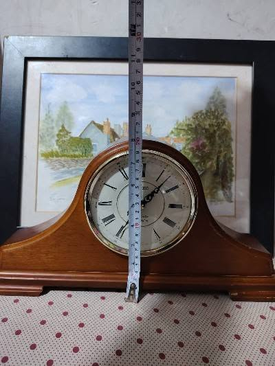 ساعة رف خشبية (Mantel Clock) من إنتاج شركة سيكو (Seiko) الشهيرة، وتحديداً الموديل الكلاسيكي Seiko QXJ013B المصنوع من خشب البلوط. [1]
المواصفات والميزات الرئيسية:

التصميم والنوع: تأتي بهيكل خشبي تقليدي منحني (طراز نابليون) باللون البني الدافئ مع إطار داخلي ذهبي وعقارب سوداء مزخرفة. [1, 2]

أرقام الميناء: أرقام رومانية سوداء واضحة على خلفية بيضاء. [1, 2]

نظام الرنين: تحتوي على نظام رنين مزدوج يتيح لك الاختيار بين نغمات Westminster أو Whittington، مع رنين كل ربع ساعة. [1, 2]

التحكم بالصوت والهدوء: مزودة بميزة المخفف التلقائي للرنين ليلاً (من الساعة 11:00 مساءً وحتى 5:45 صباحاً) بالإضافة إلى مفتاح للتحكم في مستوى الصوت. [1]

أبعاد الساعة الأصلية: الارتفاع حوالي 20.1 سم، العرض 40 سم، والعمق 7.4 سم. [1]

ساعة رف خشبية (Mantel Clock) من إنتاج شركة سيكو (Seiko) الشهيرة، وتحديداً الموديل الكلاسيكي Seiko QXJ013B المصنوع من خشب البلوط. 
السعر 70


**إذا كنت صاحب هذا الإعلان وتريد حذفه لأي سبب، رجاءا أرسل رسالة إلى الدعم الفني**