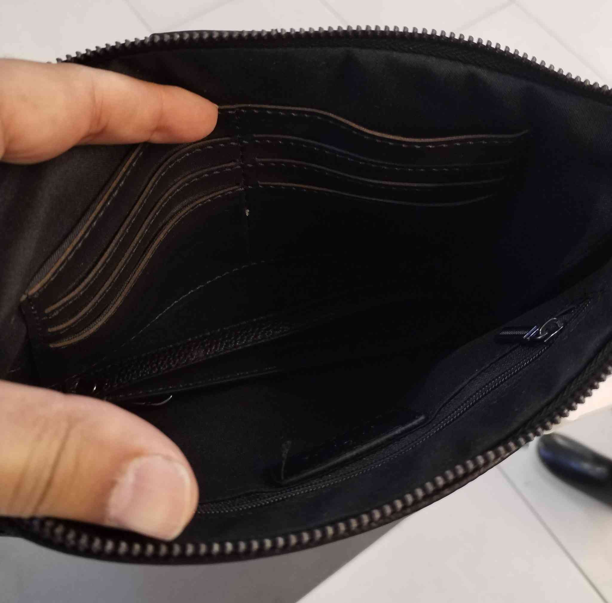 حقيبة يدوية رجالية ماركة غوتشي 
صنع في إيطاليا بالة اوربي نظافة 💯 
مع مسكة يد جلد طبيعي 
تحفظ كل مقتنياتك الشخصية 
من مستمسكاتك وافلوسك وباجاتك وموبايلك
سحابات سلستيل طلاء ثابت مختوم 
للحجز على خاص 
أو مراسلة واتساب ***********
توصيل لكل محافظات العراق 
نقدا وبالاقساط
