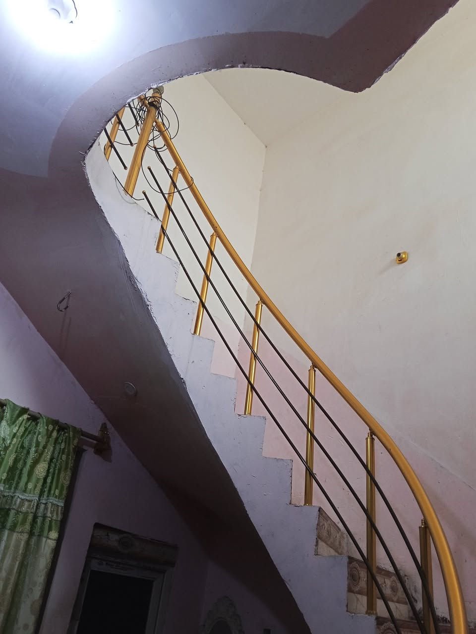 السلام عليكم 
بيت للبيع مساحته 114طابقين يحتوي على 3غرف وصالتين استقبال مطبخ صحيات طارمه منور كونكريت للطابقين السعر 83بي مجال 
سند 25 اقرار مباشر 
كربلاء طريق البوبيات عمود 86بدايه الحر الصغير يبعد عن الامام 3كيلو ونص كافه الخدمات مدارس سوك كامل 
***********
***********
