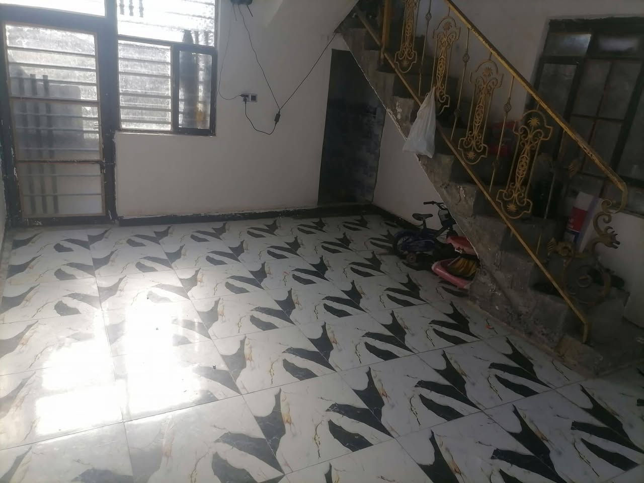 ياالله بيت للبيع حي الرحمه المساحة ١٦٠ متر على شارعين  غرفتين واستقبال وصاله ومطبخ وتخاريج داخليه وخارجيه وساحة بيت كبيرة  صب كونكريت تأسيس ماء كهرباء مجاري شغل كله درجة اولئ  نهاية شارع السفراء السعر  ٣٣ مليون تواصل مع صاحب الدار ***********
