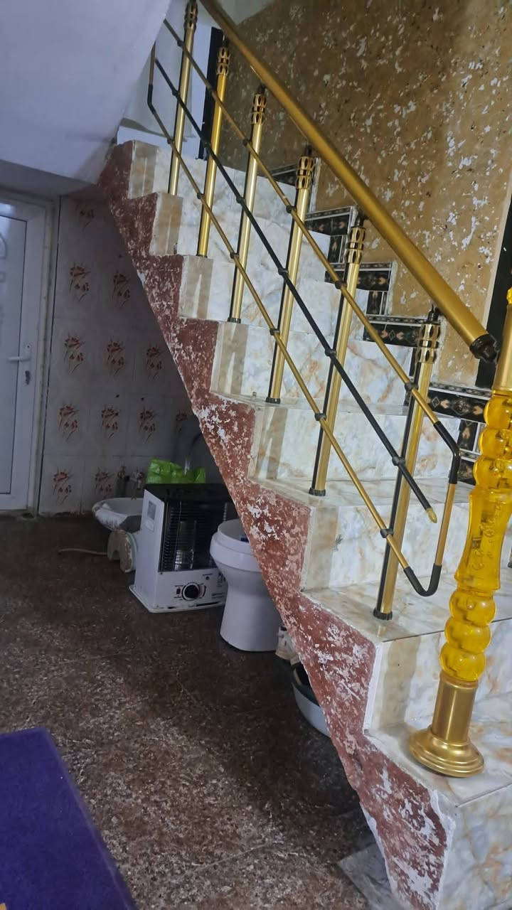 مساحه 300 متر
بيت طابقين كلو سيراميك 
5 غراف نوم +صاله عدد 2 حيل كبار +مضيف خطار كلش كبير +3حمام 
مساحه طرمه خير من الله +حديقه 
بس شراي يتصل اذا مو شراي لا تتصل 
سعر 150 وبي مجال 
***********
