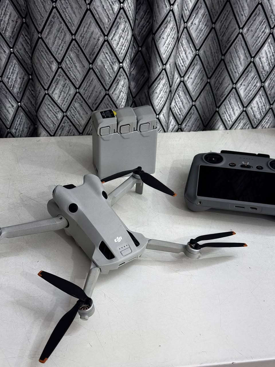 طائرة درون Dji mini 4 pro
الدرون نظيفة جدا عد الطيران بيها ٦ ساعات بس 
الدرون ما بيها اي شيء غير الضربه الي موضحه أمامكم فقط وما مأثرة ع حالة الدرون نهائيا 
***********
