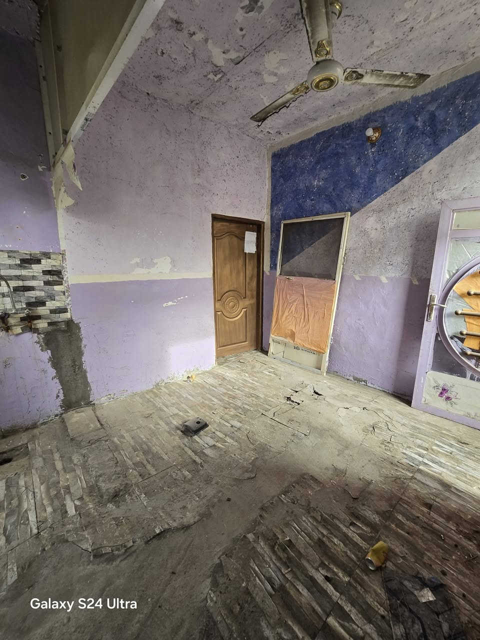 بيت لبيع بشارع المطار القديم المساحه ٥٠متر يحتوي على غرفه وصاله مفتوحه على المطبخ وصحيات السعر ١٢ وبي مجال للستفسار*********** مكتب بركات ام البنين قرب اسواق فدك
