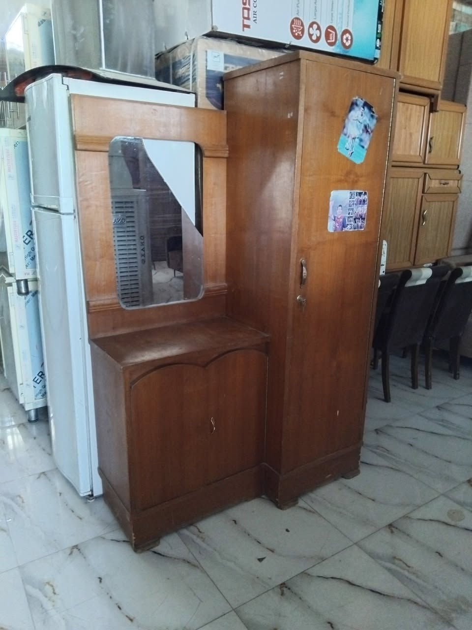 سلام عليكم كنتور ٣ ابوب حطاطه بسعر ١٧٥ نهايته و ميز مرايه ب ٣٠ نهايته  وميز مرايه وكنتور باب مشترك ب ٥٠ نهايته العنوان بعقوبه شارع تحرير بهرز مجاور قاعات بيانو مقابيل مستشفى الحياه استفسار***********
