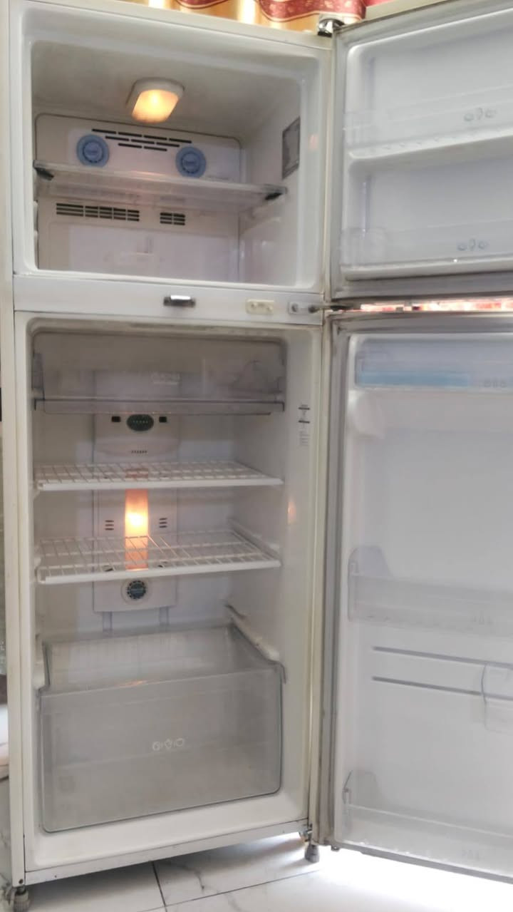 ثلاجة كلش نضيفة تجميد فول عل فحص 24قدم سعر230وبي مجال كاونتر تسكام لصلي 3قطع سعر 230وبي مجال مكان بغداد مدينة الصدر يوجد توصيل بكروة شراي تفضل خاص


**إذا كنت صاحب هذا الإعلان وتريد حذفه لأي سبب، رجاءا أرسل رسالة إلى الدعم الفني**