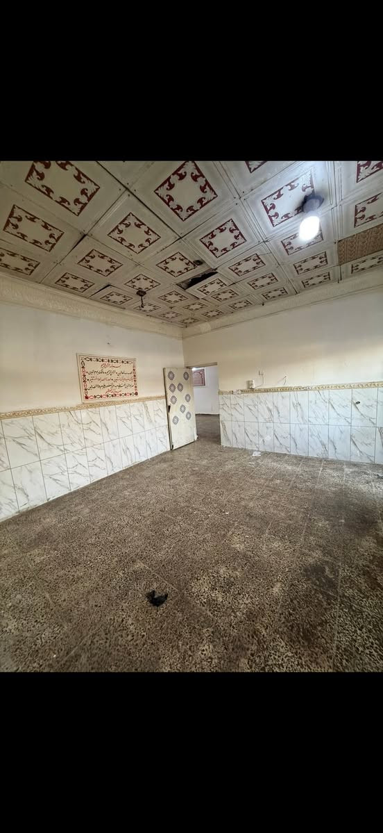 بيت مساحه 150 متر الايجار غرفه نوم واستبقال ومطبخ وخدمات يجار 350 ابو دشير شارع الضغط مقابل اسواق بيت جدو 
***********
